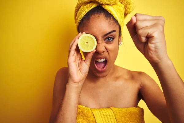 Afro Donna Indossa Asciugamano Dopo Doccia Tenendo Fetta Limone Isolato — Foto Stock