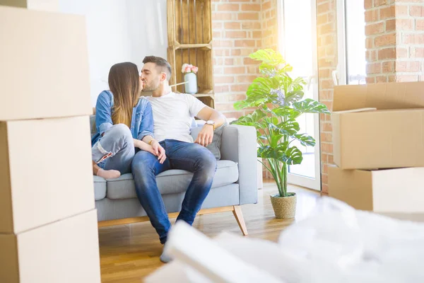 Pareja Joven Amor Relajante Sentado Sofá Nuevo Hogar Sonriendo Feliz — Foto de Stock