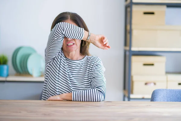 Mulher Idosa Meia Idade Sentada Mesa Casa Cobrindo Olhos Com — Fotografia de Stock