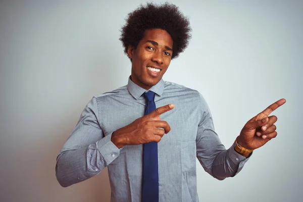 Amerikai Üzletember Afro Hajat Visel Inget Nyakkendő Elszigetelt Fehér Háttér — Stock Fotó
