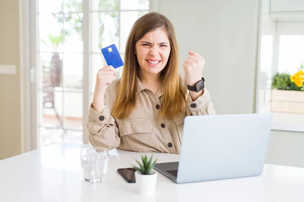 Bella Giovane Donna Shopping Online Con Computer Portatile Carta Credito — Foto Stock