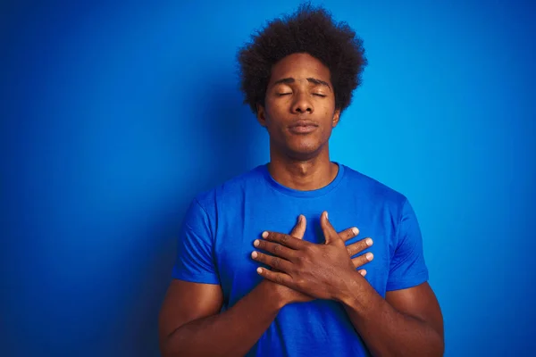 Hombre Afroamericano Con Pelo Afro Vistiendo Camiseta Pie Sobre Fondo — Foto de Stock