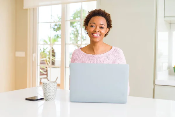 Ung Afrikansk Amerikansk Kvinna Som Arbetar Med Dator Laptop Med — Stockfoto