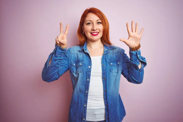 Youg Mulher Ruiva Bonita Vestindo Camisa Jeans Sobre Fundo Rosa — Fotografia de Stock