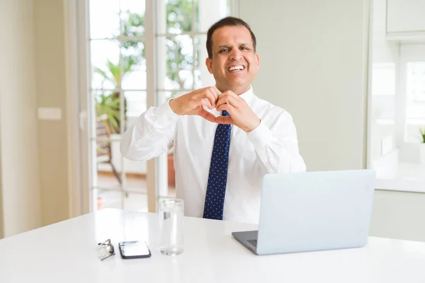 Hombre Negocios Mediana Edad Que Trabaja Con Computadora Portátil Sonriendo — Foto de Stock