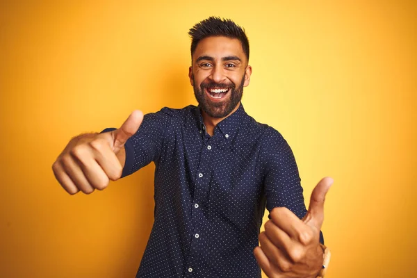 Jonge Knappe Indiase Zakenman Dragen Shirt Geïsoleerde Gele Achtergrond Goedkeuring — Stockfoto