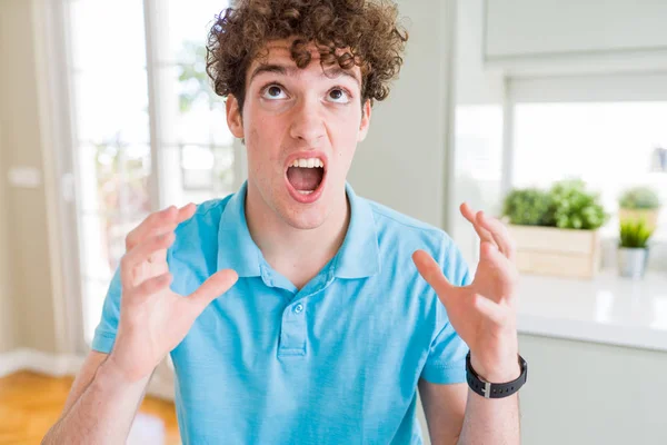 Fiatal Jóképű Férfi Visel Alkalmi Kék Póló Otthon Őrült Őrült — Stock Fotó