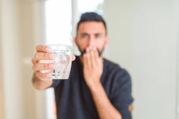 ハンサムなヒスパニックの男は 間違いの恥でショックを受けた手で水カバー口の新鮮なガラスを飲んで 恐怖の表現 沈黙で怖がって 秘密の概念 — ストック写真