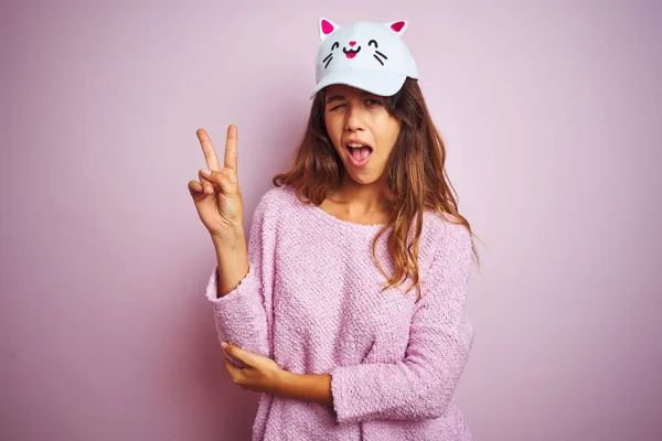 Joven Hermosa Mujer Usando Gorra Divertida Gato Pie Sobre Rosa —  Fotos de Stock