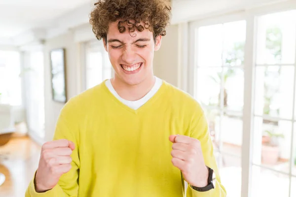 Giovane Bell Uomo Che Indossa Maglione Giallo Casa Eccitato Successo — Foto Stock