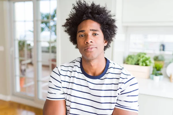 Homem Afro Americano Vestindo Listras Shirt Relaxado Com Expressão Séria — Fotografia de Stock