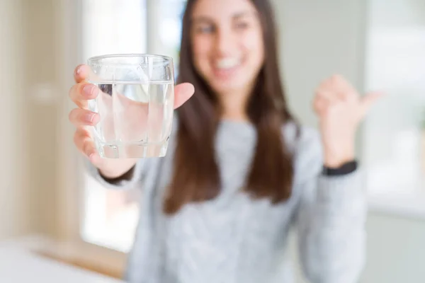 Красива Молода Жінка Свіжу Склянку Води Вказуючи Показуючи Великим Пальцем — стокове фото