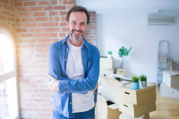 Hombre Mayor Mediana Edad Que Muda Una Nueva Casa Empacando —  Fotos de Stock