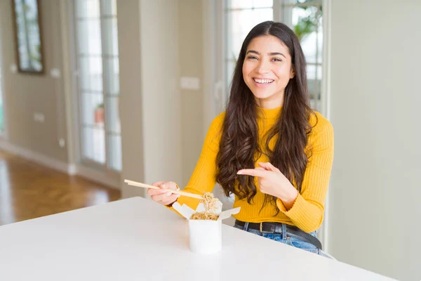 Young Woman Eating Noodles Delivery Box Very Happy Pointing Hand — Stock Photo, Image