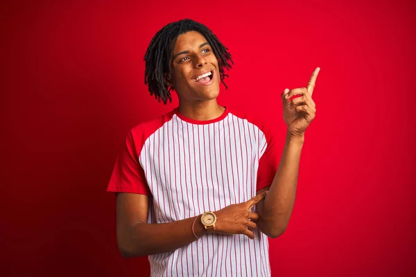 Homem Afro Com Dreadlocks Vestindo Camiseta Listrada Sobre Fundo Vermelho — Fotografia de Stock