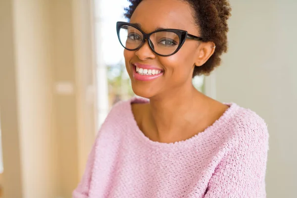 Jovem mulher africana bonita com cabelo afro usando óculos — Fotografia de Stock