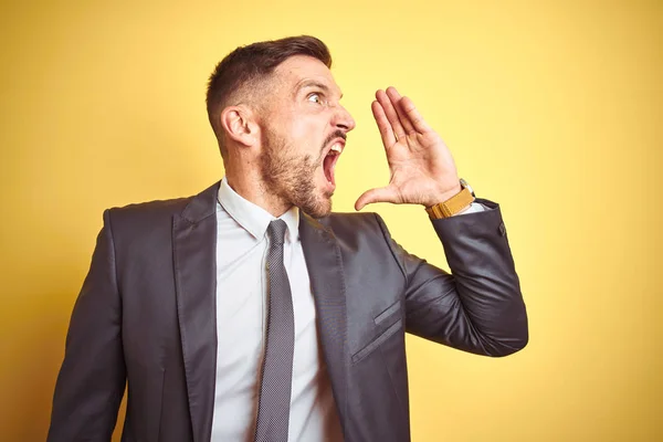 Young Handsome Business Man Yellow Isolated Background Shouting Screaming Loud — Stock Photo, Image