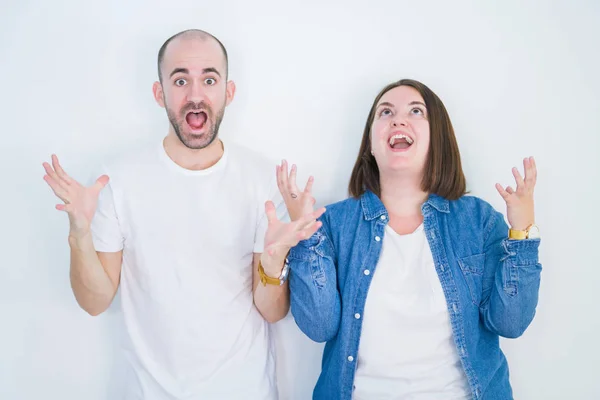 Casal Jovem Juntos Sobre Fundo Isolado Branco Comemorando Louco Espantado — Fotografia de Stock