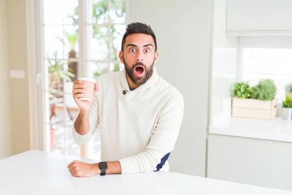 Bonito Hispânico Bebendo Café Uma Xícara Papel Assustado Choque Com — Fotografia de Stock