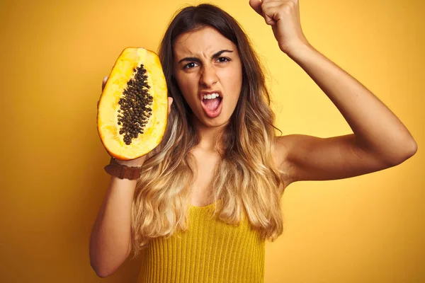 Joven Mujer Hermosa Sosteniendo Papaya Sobre Fondo Aislado Amarillo Molesto —  Fotos de Stock