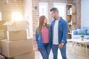 Yeni ev, çok mutlu ve neşeli yeni daire için hareketli aşk genç güzel çift