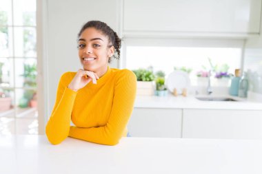 Güzel genç Afrikalı Amerikalı kadın neşeli, dinozor gülümsüyor