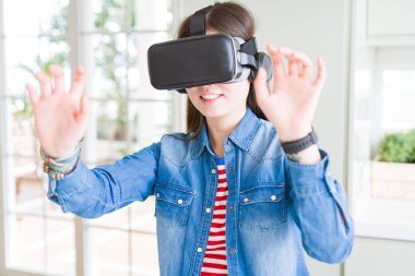 Sanal gerçeklik gözlük gülümseyen ve co giyen genç Asyalı kadın