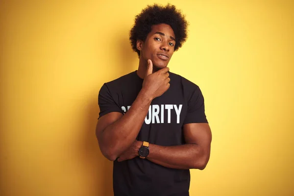 Homem Salvaguarda Americano Com Cabelo Afro Vestindo Uniforme Segurança Sobre — Fotografia de Stock