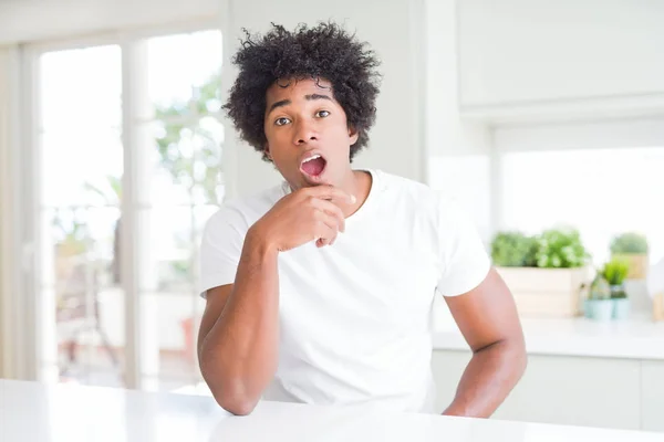 Jovem Afro Americano Vestindo Camiseta Branca Casual Sentado Casa Olhando — Fotografia de Stock