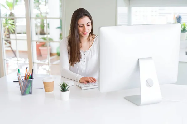 Mooie jonge zakelijke vrouw werken met behulp van computer, glimlachend een — Stockfoto