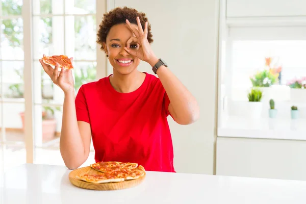 Junge Afrikanisch Amerikanische Frau Isst Leckere Peperoni Pizza Mit Glücklichem — Stockfoto