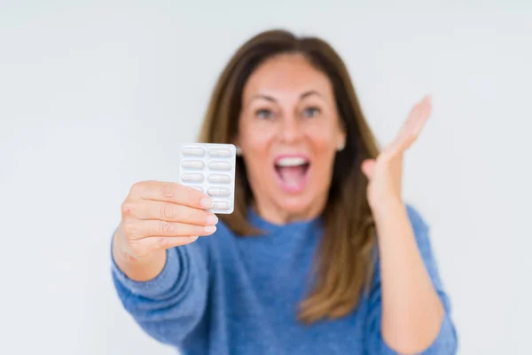 Mujer Mediana Edad Sosteniendo Píldoras Farmacéuticas Sobre Fondo Aislado Muy —  Fotos de Stock