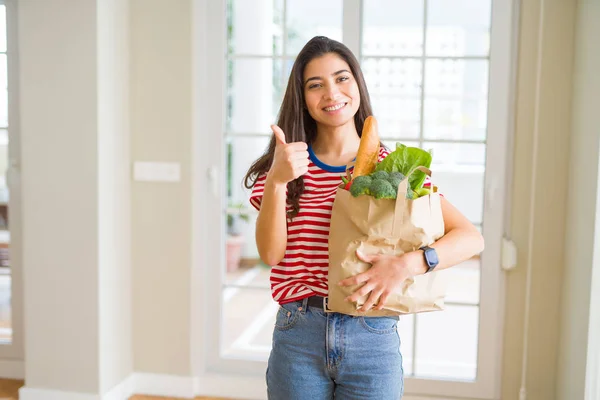 Jeune Femme Tenant Sac Papier Plein Épicerie Heureuse Avec Grand — Photo