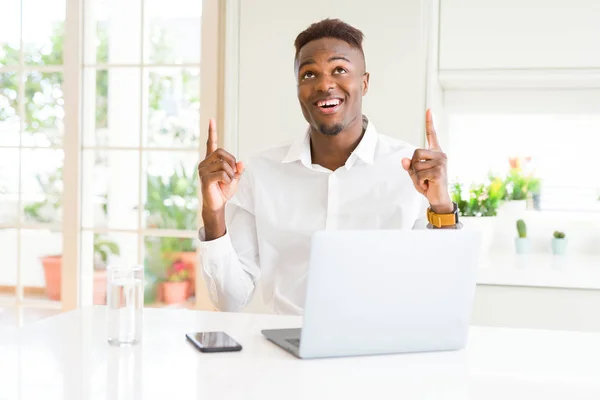 African American Business Man Werken Met Behulp Van Laptop Verbaasd — Stockfoto