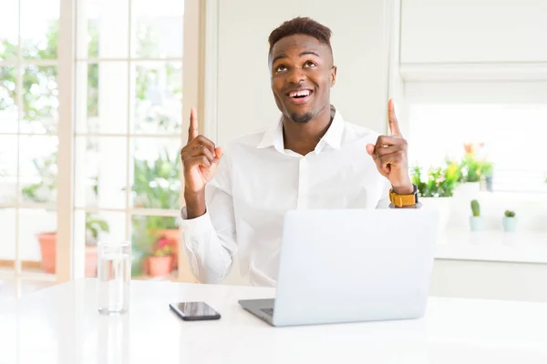 Hombre Negocios Afroamericano Trabajando Usando Portátil Sorprendido Sorprendido Mirando Hacia — Foto de Stock