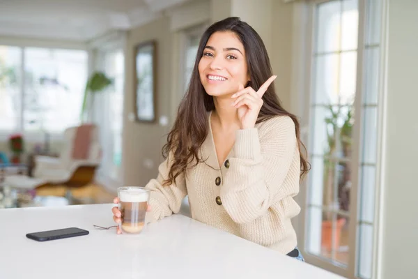 Jonge Vrouw Het Drinken Van Een Kopje Koffie Thuis Zeer — Stockfoto