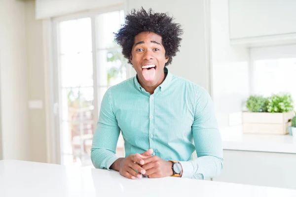 エレガントなシャツを着たアフリカ系アメリカ人ビジネスマンが おかしな表情で舌を突き出す 感情の概念 — ストック写真