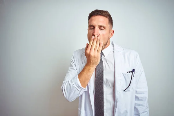 Joven Médico Guapo Que Usa Abrigo Profressional Blanco Sobre Fondo — Foto de Stock