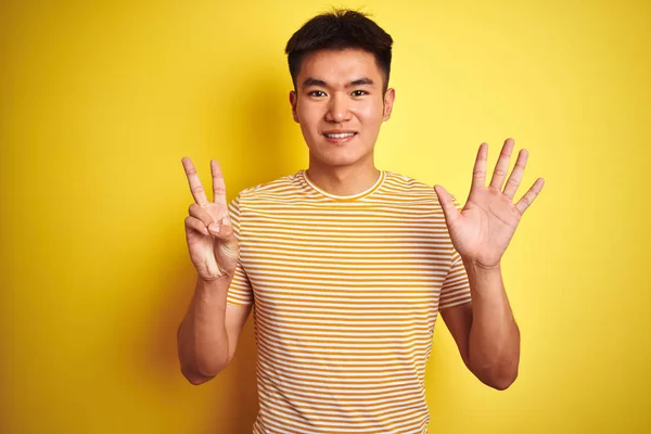 Joven Asiático Chino Hombre Usando Camiseta Pie Sobre Aislado Amarillo — Foto de Stock