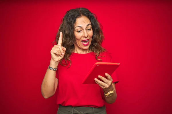 Donna Anziana Mezza Età Che Utilizza Tablet Touchpad Sfondo Rosso — Foto Stock