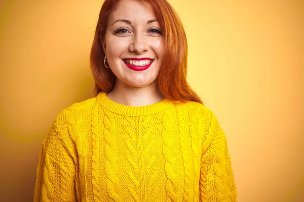 Jonge Redhead Vrouw Dragen Winter Trui Staande Geïsoleerde Gele Achtergrond — Stockfoto