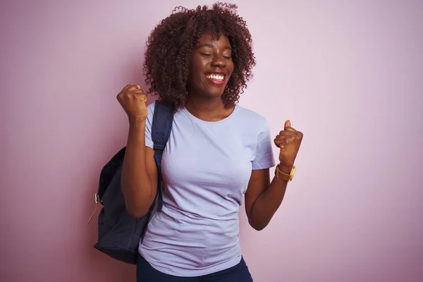 Молода Африканська Афро Туристична Жінка Рюкзаку Стоїть Над Ізольованим Рожевим — стокове фото