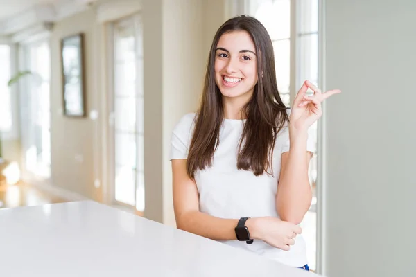 Mulher Bonita Vestindo Camiseta Branca Casual Com Grande Sorriso Rosto — Fotografia de Stock