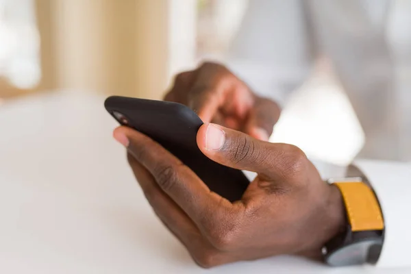 Close Van Afrikaanse Man Handen Met Behulp Van Smarpthone — Stockfoto