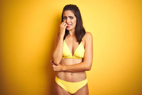 Mulher Bonita Vestindo Biquíni Amarelo Verão Sobre Fundo Amarelo Isolado — Fotografia de Stock