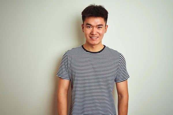 Junger Asiatischer Chinese Gestreiftem Shirt Vor Isoliertem Weißem Hintergrund Mit — Stockfoto