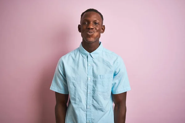 Homme Afro Américain Portant Une Chemise Décontractée Bleue Debout Sur — Photo