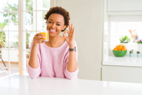 Ung Afrikansk Amerikansk Kvinna Driking Apelsinjuice Hemma Gör Skylt Med — Stockfoto