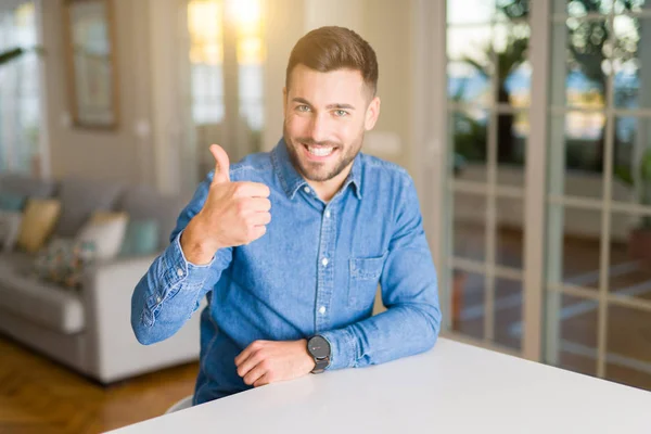 Jonge Knappe Man Thuis Blij Met Grote Glimlach Doen Teken — Stockfoto