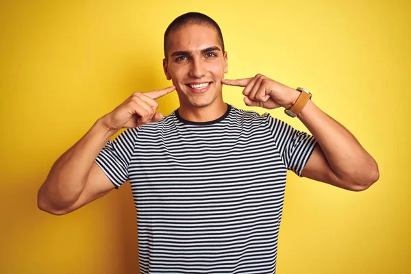 Jonge Knappe Man Draagt Gestreepte Shirt Gele Geïsoleerde Achtergrond Glimlachend — Stockfoto